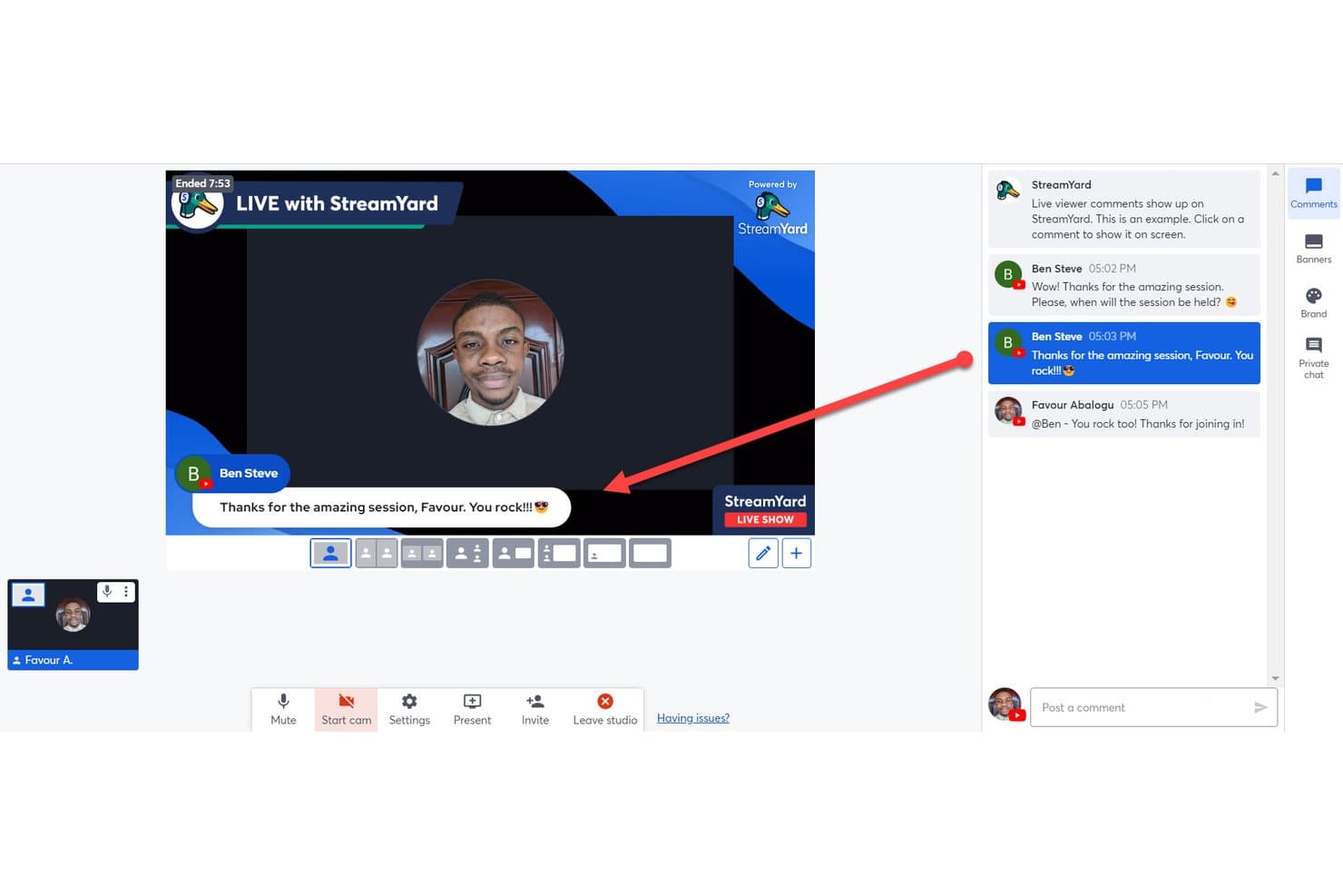 Interface du studio en direct de StreamYard montrant un commentaire épinglé d’un spectateur sur un écran de diffusion vidéo.