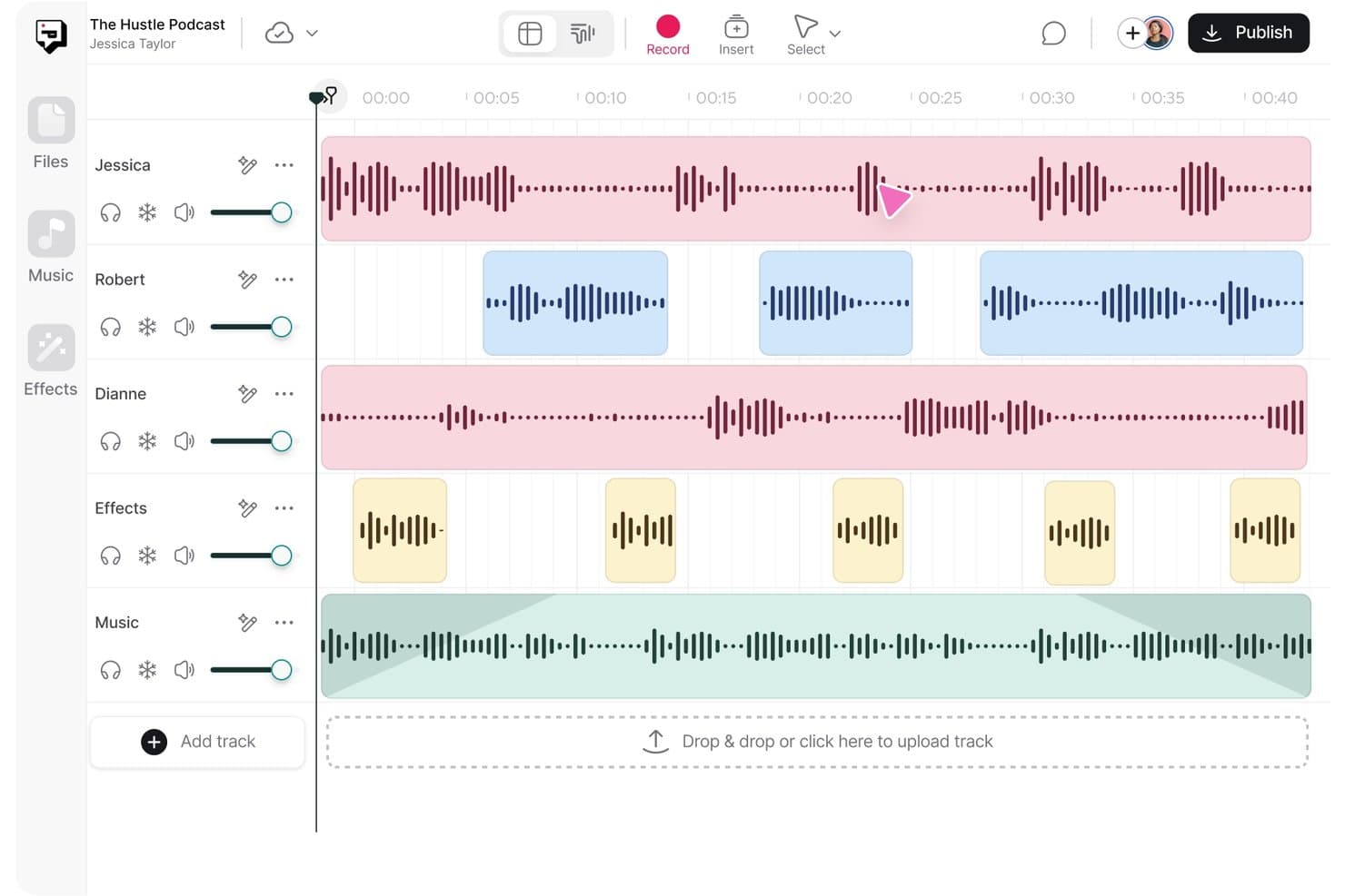 Software per l'editing dei podcast che mostra una timeline multitraccia con tracce per gli speaker, gli effetti e la musica.