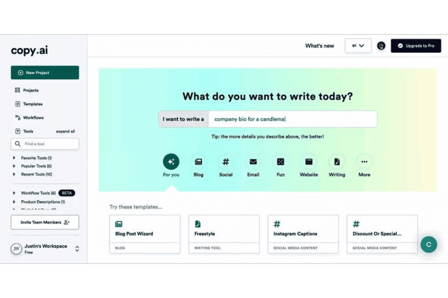 Copy.ai-instrumentpanel som visar ett fält för skrivinstruktioner och mallalternativ, inklusive Blogg och Sociala medier.