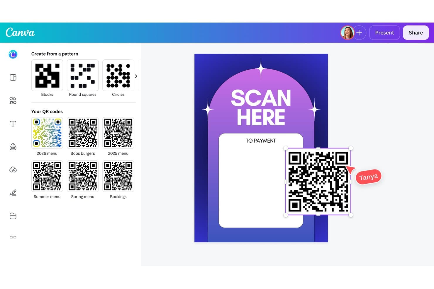 Canva-redigeraren visar en QR-kodspanel med sparade koder placerade på en lila affisch för skanning och betalning.