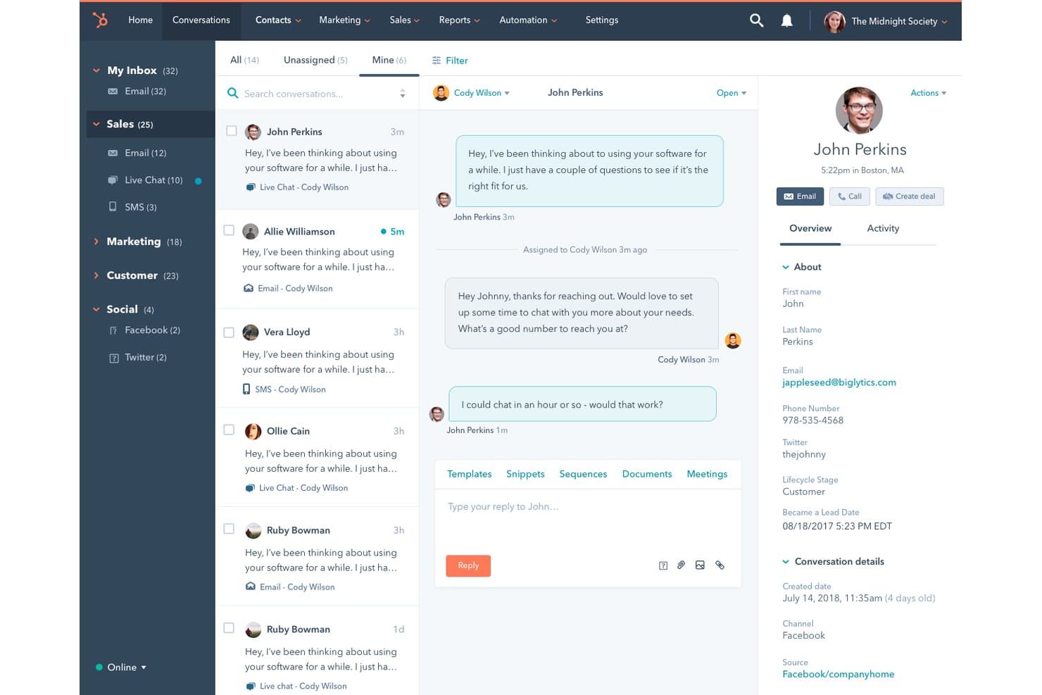Posta in arrivo delle conversazioni di HubSpot che mostra una chat dal vivo tra un rappresentante commerciale e un contatto cliente.