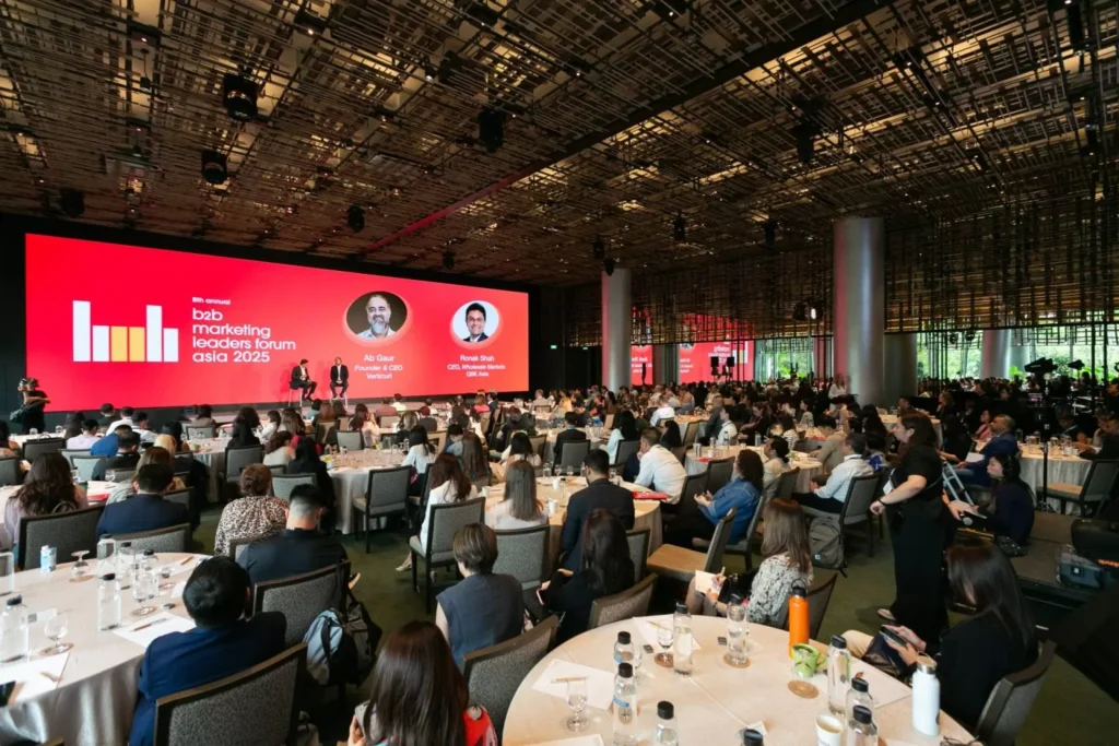 Aforo completo para una charla junto a la chimenea en el Foro de Líderes de Marketing B2B