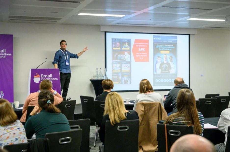 An image of the attendees and speaker in the Email Innovations World conference.