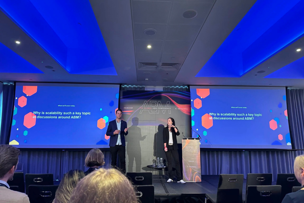 Ponentes presentando en el escenario de la Global ABM Conference