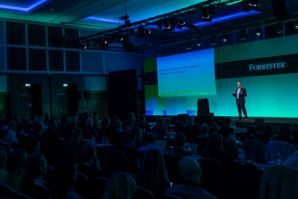 Ponente principal presentando ante los asistentes en Forrester B2B Forum EMEA