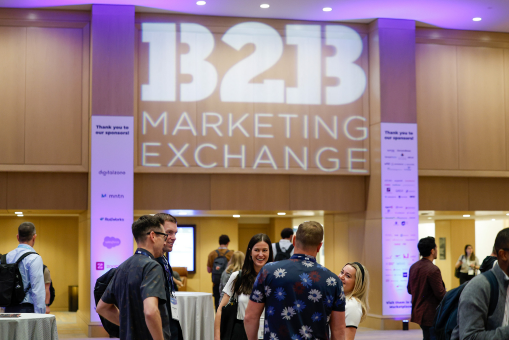 Participantes relacionándose en el área principal de encuentro en B2B Marketing Exchange