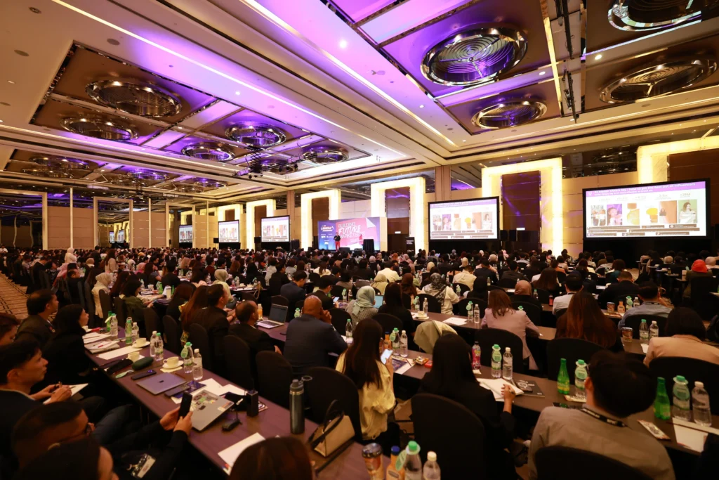 Jampacked audience for a presentation at the BFM Brandfest.