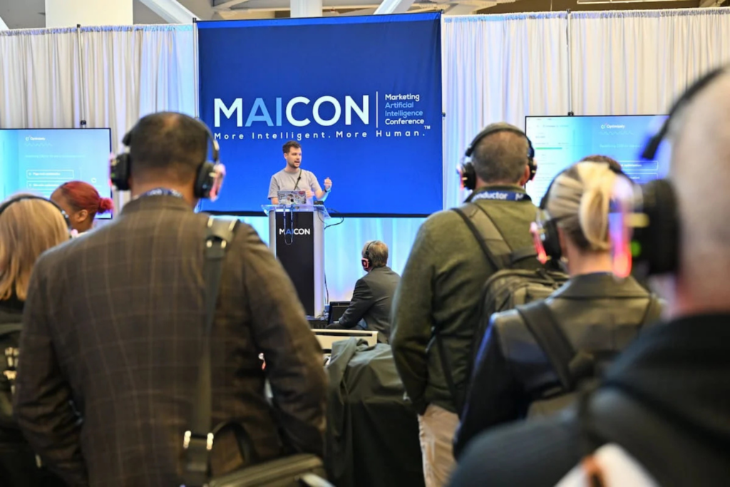 Partecipanti in ascolto di un relatore a MAICON